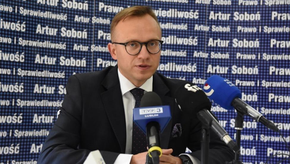 Artur Soboń wiceminister inwestycji i rozwoju, poseł na sejm RP, podczas konferencji (fot. swidnik.pl)