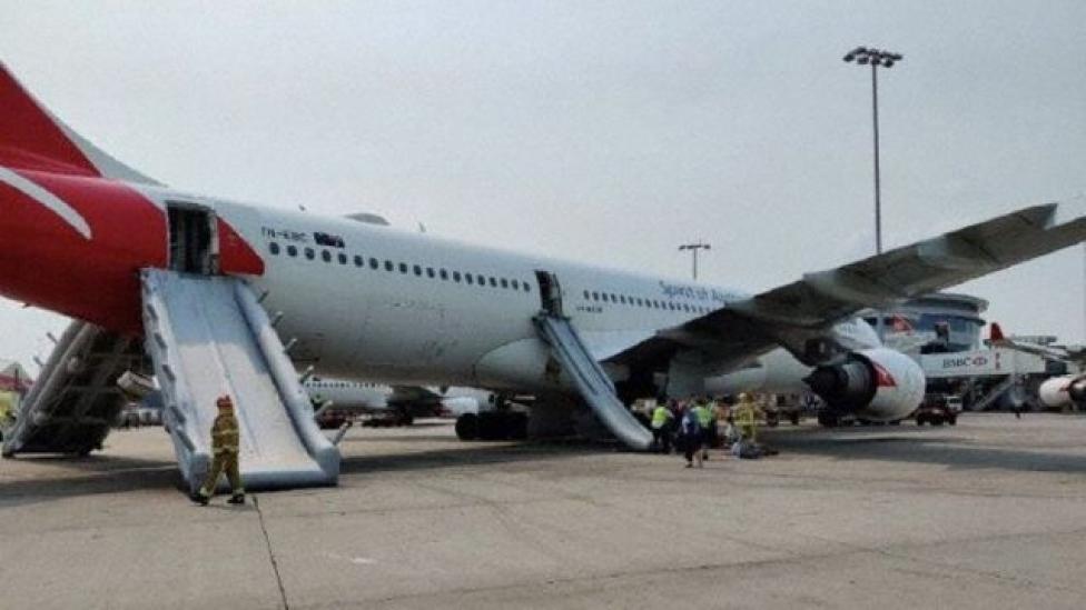 Awaryjna ewakuacja pasażerów samolotu Qantas na lotnisku w Sydney (fot. avherald.com)