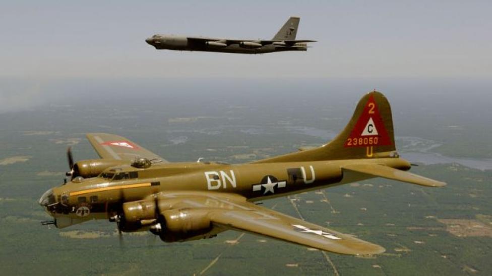 B-17 Flying Fortess oraz B-52 Stratofortrees w locie (fot. Master Sgt. Michael A. Kaplan/Domena publiczna/Wikimedia Commons)