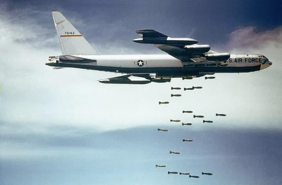B-52 zrzucający ładunek bomb Mk 117 (fot. U.S. Air Force/Domena publiczna/Wikimedia Commons)