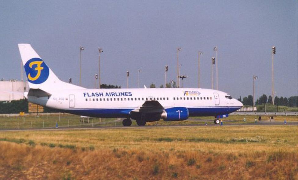 B737 należący do linii Flash Airlines (fot. Levain Daniel/Domena publiczna/Wikimedia Commons)
