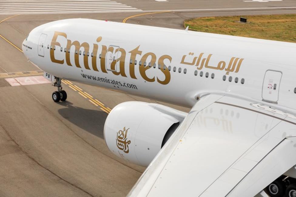 B777-300ER linii Emirates na drodze kołowania - widok przodu z bliska (fot. Emirates)