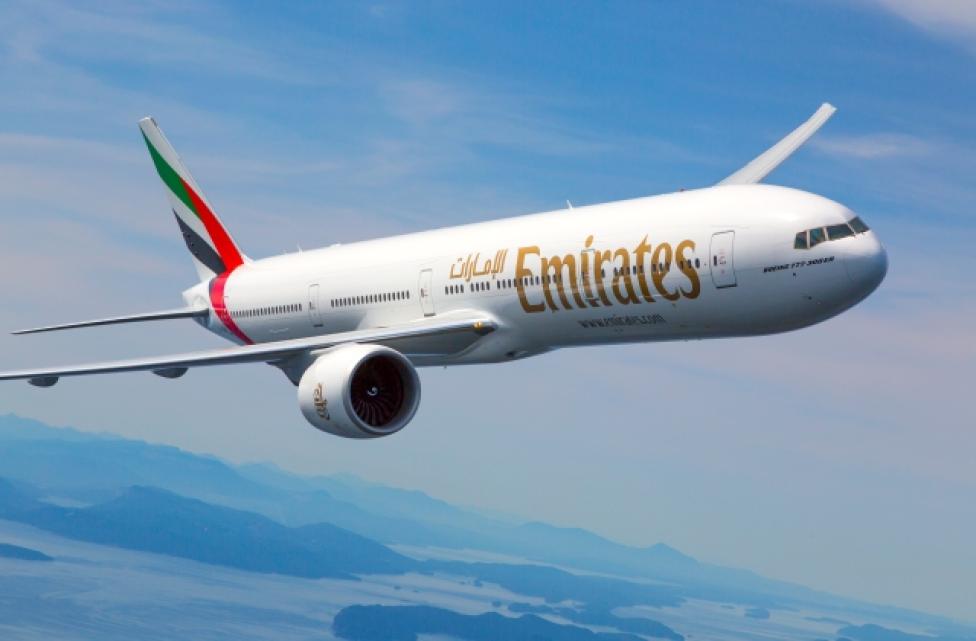 B777-300ER należący do Emirates w locie - widok z ukosa (fot. Emirates)