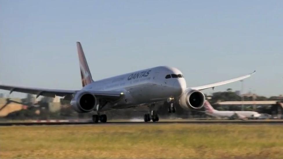 B787-9 Dreamliner linii lotniczych Qantas ląduje w Sydney (fot. kadr z filmu Qantas)