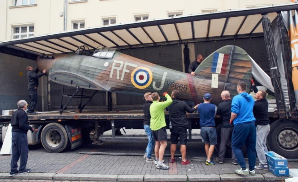 Przyjazd samolotu Hawker Hurricane do Teatru Muzycznego Roma (fot. teatrroma.pl)