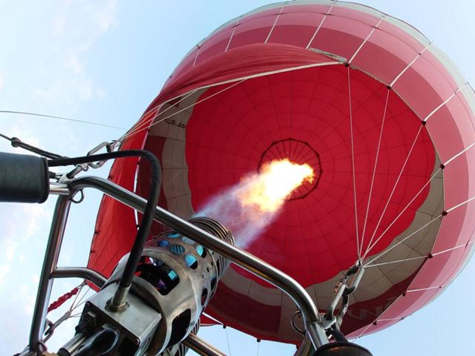 Balon - widok z dołu na palnik ogrzewający powietrze (fot. Białostocki Klub Balonowy)