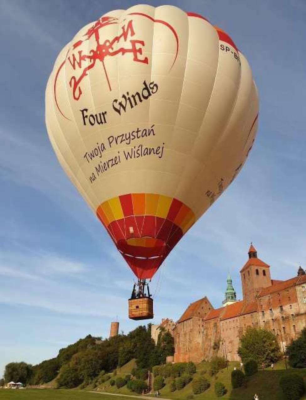 Balon startuje obok Zamku Krzyżackiego w Grudziądzu (fot. Maciej Glamowski/FB)