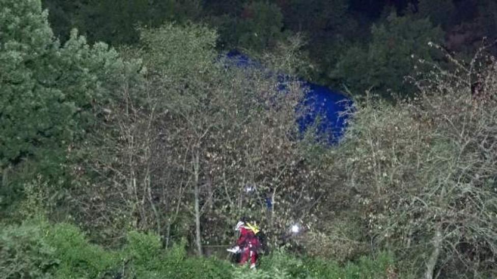 Balon w drzewach - ratownicy przeszukują okolicę (fot. WinklerTV)