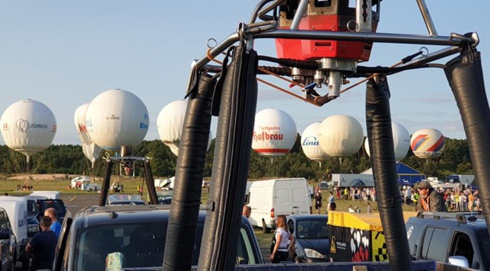 Balony przez startem PGB w Toruniu (fot. Balonowa Strona Nieba)