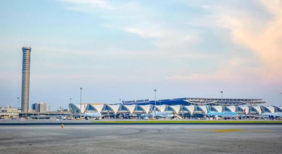 Bangkok Suvarnabhumi Airport, Tajlandia - widok na wieże i terminal (fot. AOT Official/FB)