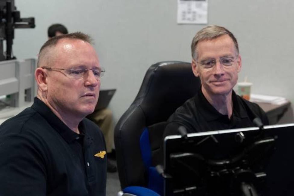 Barry "Butch" Wilmore (z lewej) i Chris Ferguson przygotowują się do pierwszego lotu statku Boeing CST-100 Starliner (fot. NASA)