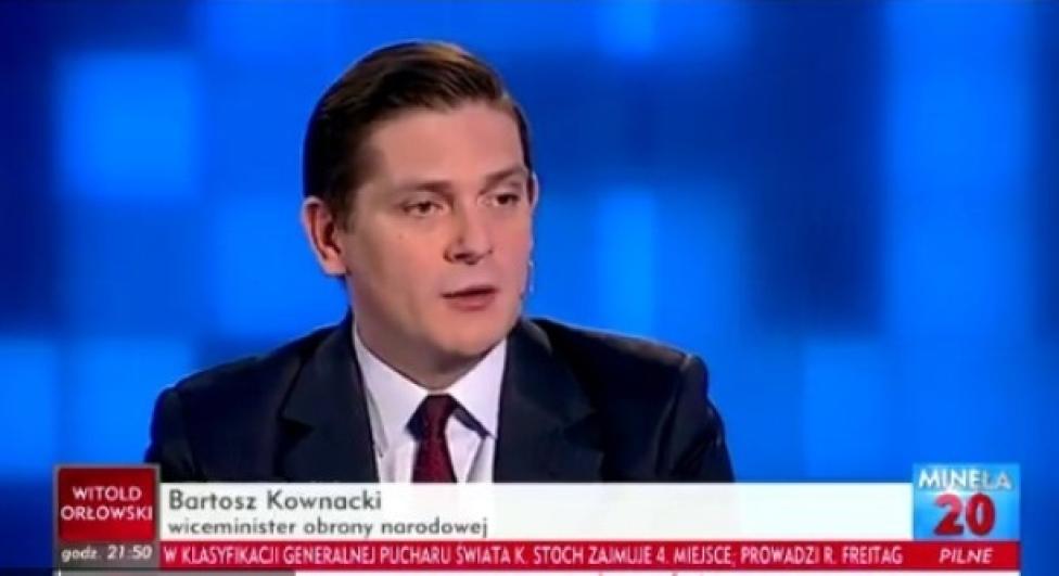 Bartosz Kownacki, wiceminister obrony narodowej o śmigłowcach w programie "Minęła 20" (fot. kadr z filmu TVP Info)