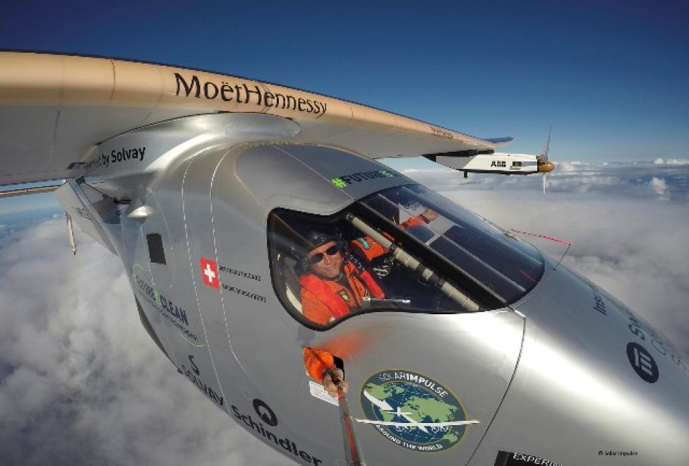 Bertrand Piccard podczas lotu Solar Impulse 2 (fot. polsl.pl)