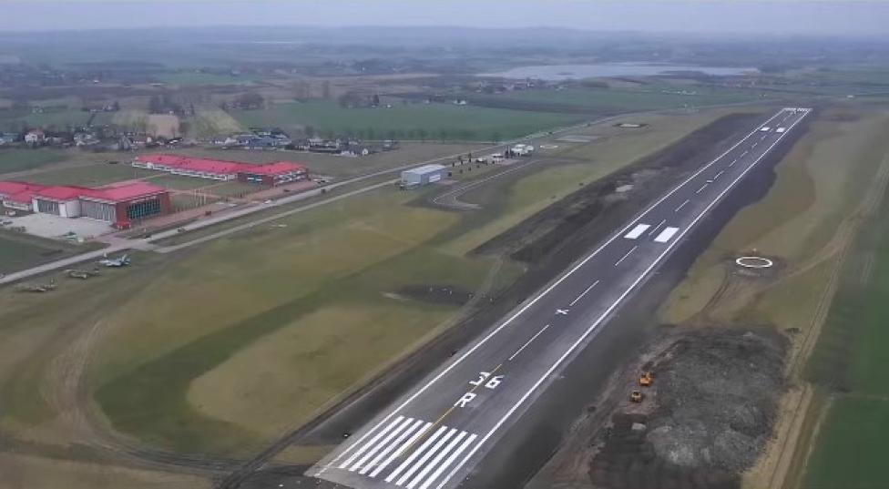 Betonowy pas startowy na lotnisku Depułtycze Królewskie (fot. kadr z filmu PWSZ Chełm)