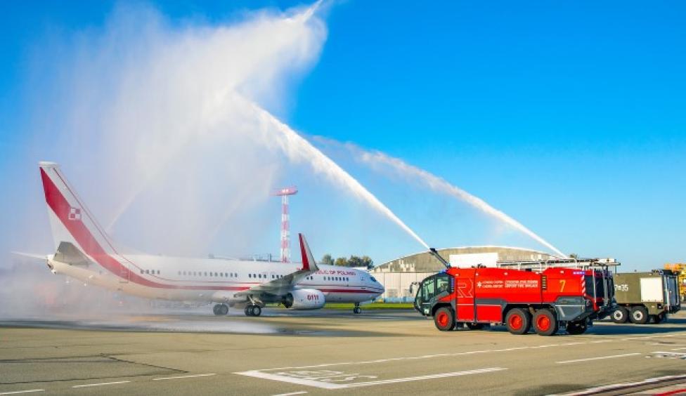 Boeing 737-800 BBJ2 "Roman Dmowski" powitany salutem wodnym na Lotnisku Chopina (fot. Dariusz Kłosiński)
