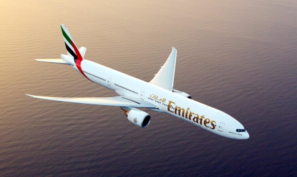 Boeing 777-300 linii Emirates - lot nad wodą, widok z góry (fot. Emirates)