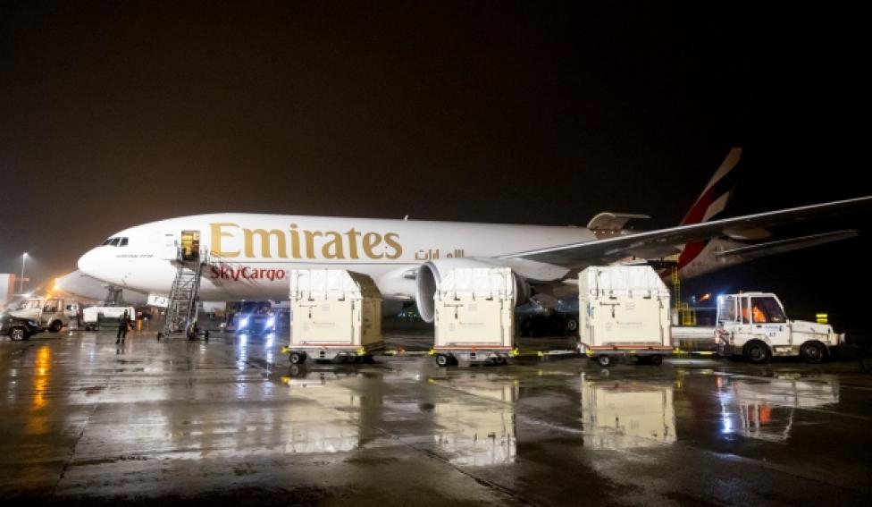 Boeing 777 cargo należący do Emirates na płycie lotniska nocą (fot. Emirates)