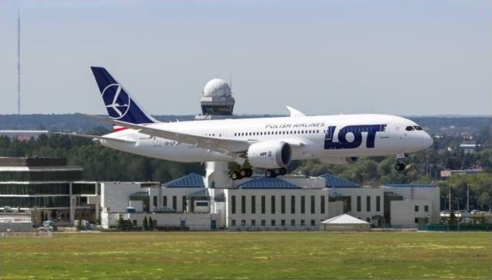 Boeing 787 Dreamliner należący do LOT-u na Lotnisku Chopina (fot. PLL LOT)