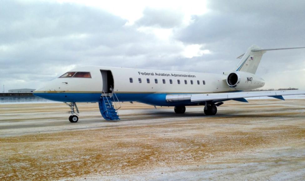 Bombardier Global 5000 należący do FAA na lotnisku (fot. NASA)
