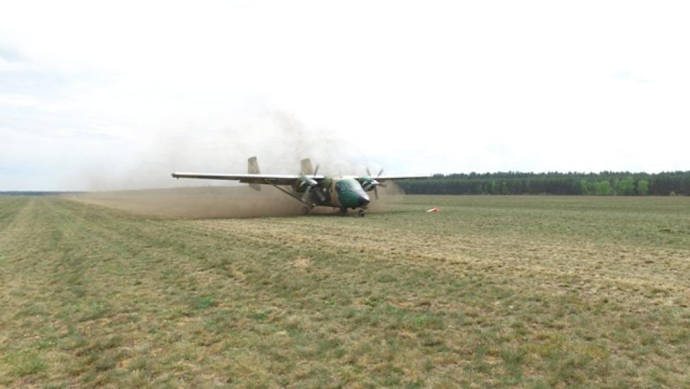 M-28 Bryza ląduje na pasie nieutwardzonym lotniska w Powidzu (fot. st. szer. Grzegorz Kukawa)