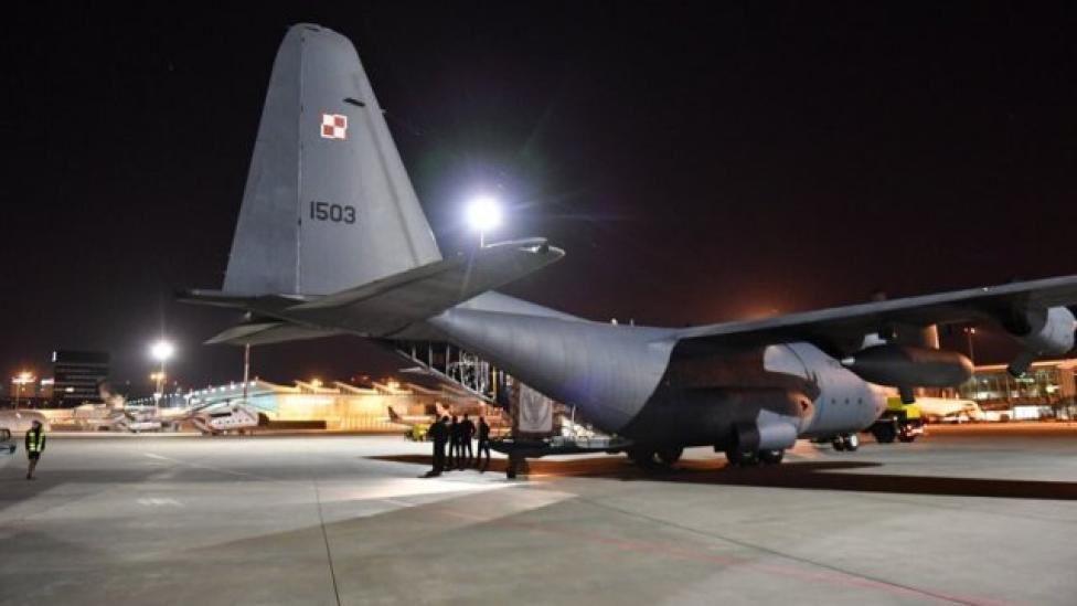 C-130E Hercules na Lotnisku Chopina wieczorem (fot. M. Błaszczak/Twitter)