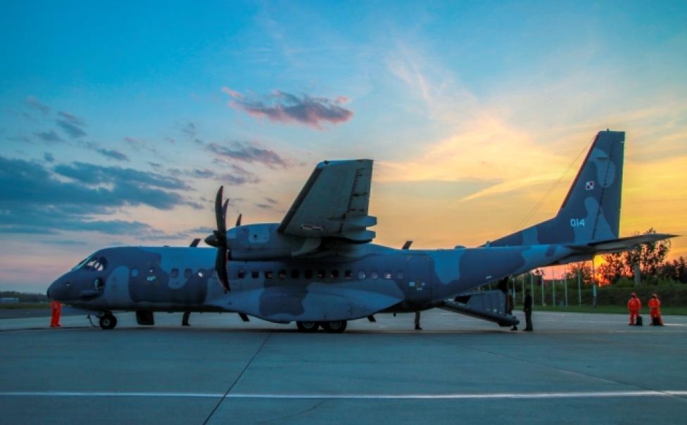 C-295 CASA na płycie lotniska o zmierzchu (fot. st. sierż. Krystian Szczur-Gwozdecki)