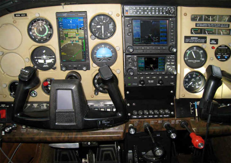 Cessna 182 wyposażona w autopilota DFC90
