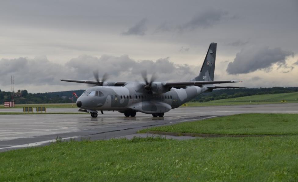 CASA C-295M na lotnisku - przy pochmurnym niebie (fot. kpt. M.Nojek)