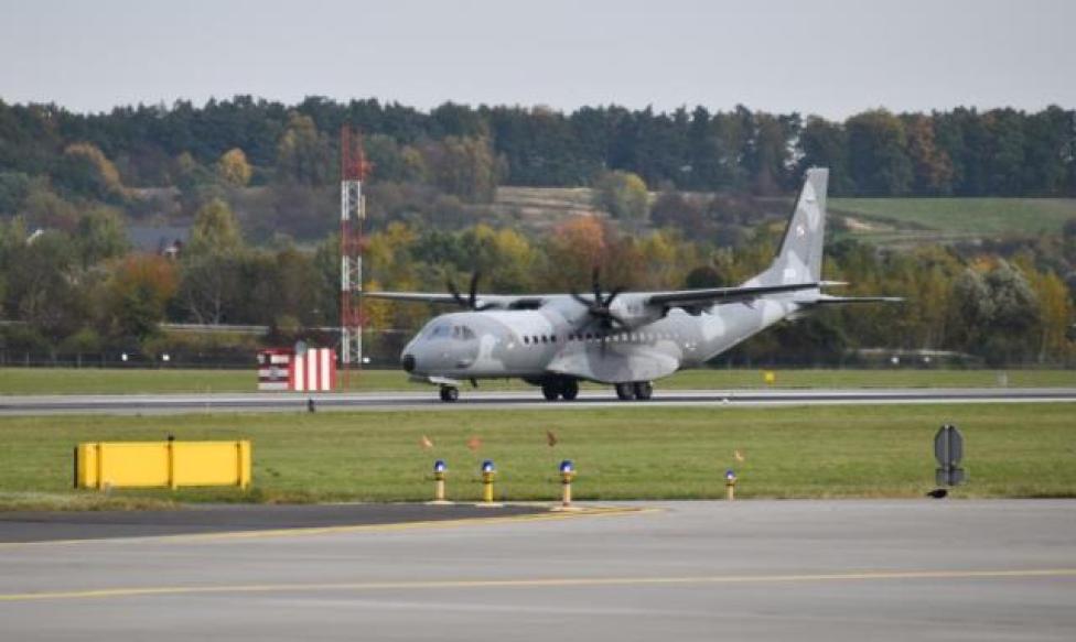 CASA C-295M na lotnisku w Balicach - widok z boku (fot. kpt. M.Nojek)