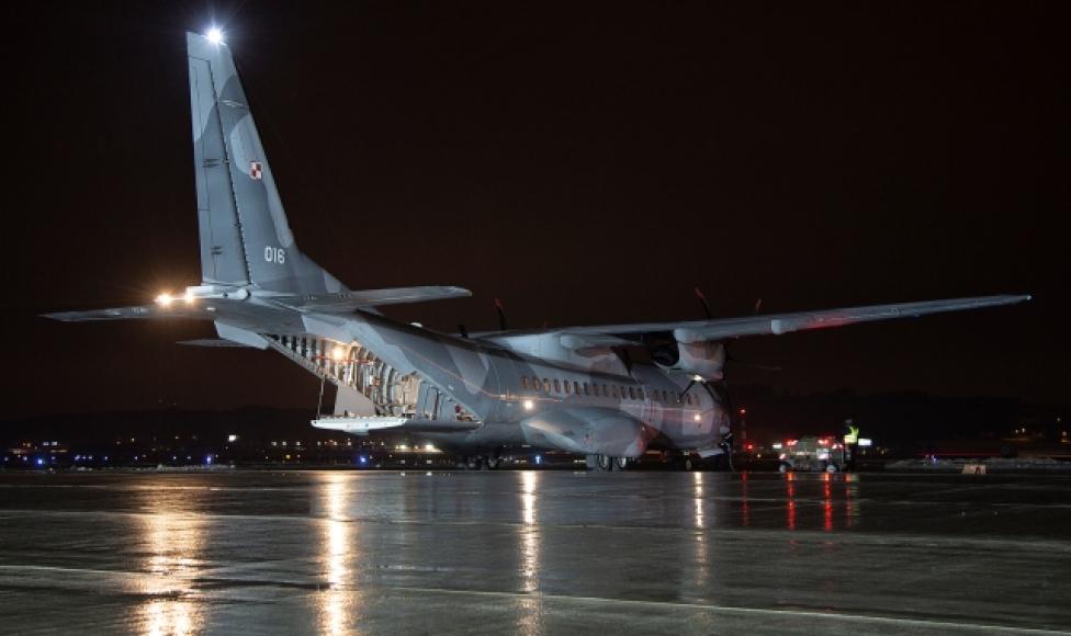 CASA C-295M na płycie lotniska w Balicach - w nocy (fot. Bartek Bera)
