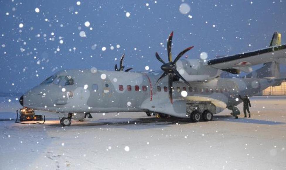 CASA C-295M o numerze 011 na płycie lotniska w Balicach - obsługa przed lotem, opady śniegu (fot. 8 BLTr)