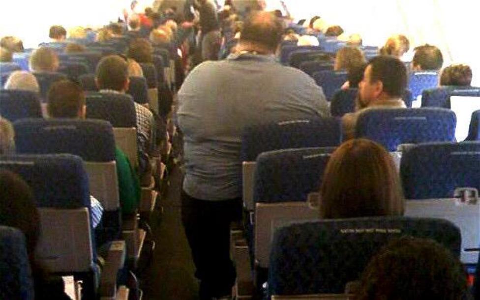 Pasażer z nadwagą w samolocie