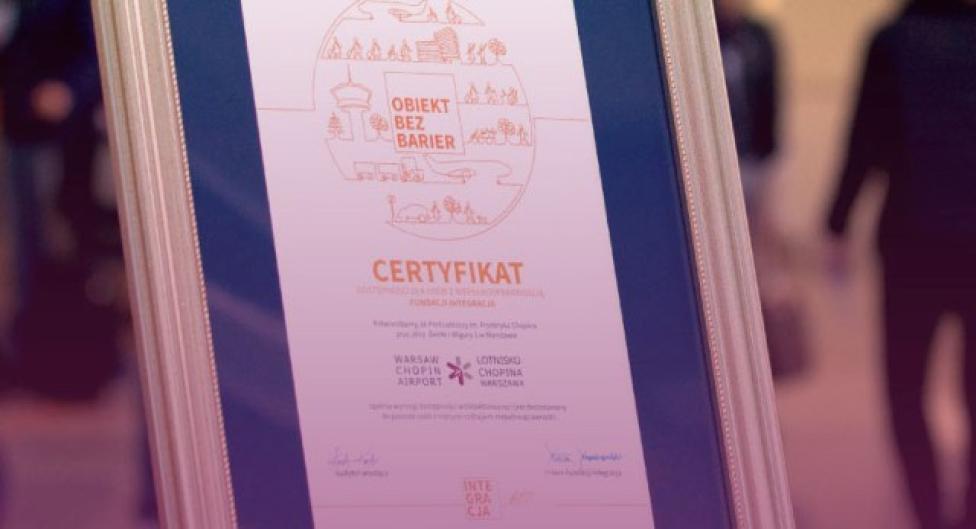 Certyfikat „Obiekt bez barier” (fot. lotnisko-chopina.pl)