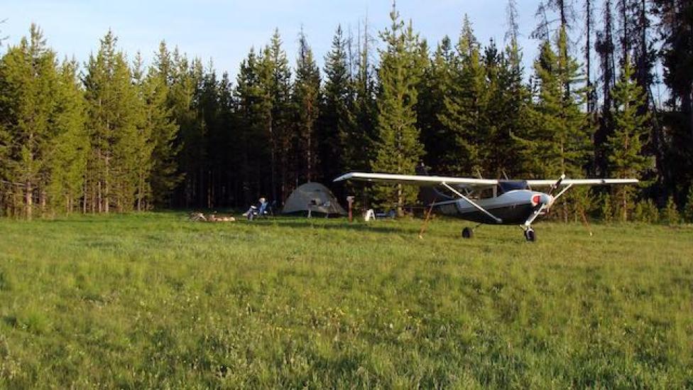 Lądowanie Cessna 182 w tudnym terenie