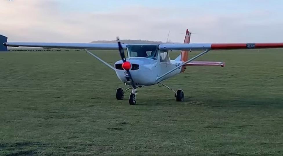 Cessna 150 (SP-KIB) Aeroklubu Leszczyńskiego na lotnisku (fot. kadr z filmu Aeroklubu Leszczyńskiego)