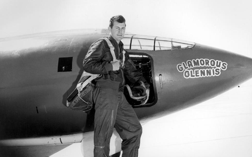 Chuck Yeager przed X-1, który nazwał Glamorous Glennis (fot. U.S. Air Force/Domena publiczna Wikimedia Commons)