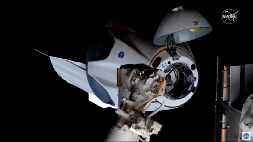 Crew Dragon zmniejsza dystans do Międzynarodowej Stacji Kosmicznej podczas operacji dokowania (fot. NASA TV)