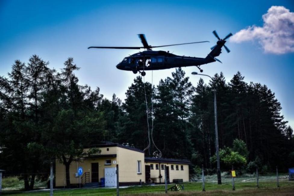Ćwiczenia kontrterrorystów z policyjnym śmigłowcem Black Hawk (fot. policja.pl)