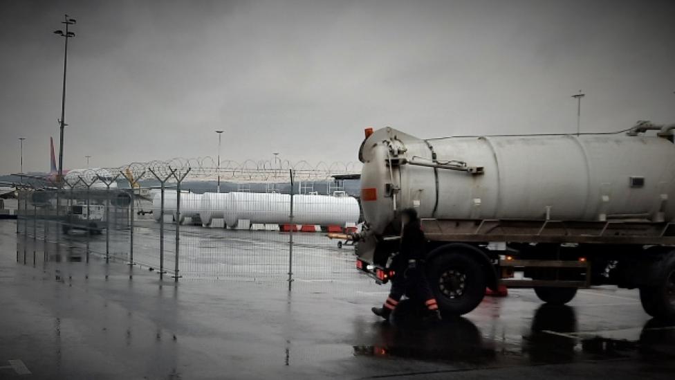 Cysterna przewożąca płyn do odladzania samolotów na lotnisku w Krakowie-Balicach (fot. Karpacki OSG)