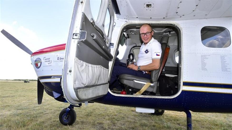 Czeski pilot Roman Kramarzik ukończył samotny lot dookoła świata (fot. zpravy.idnes.cz)