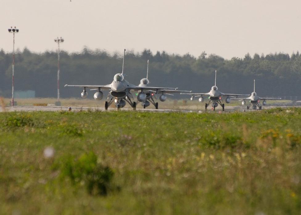 Cztery F-16, 2. Skrzydła Lotnictwa Taktycznego, fot. Piotr Łysakowski