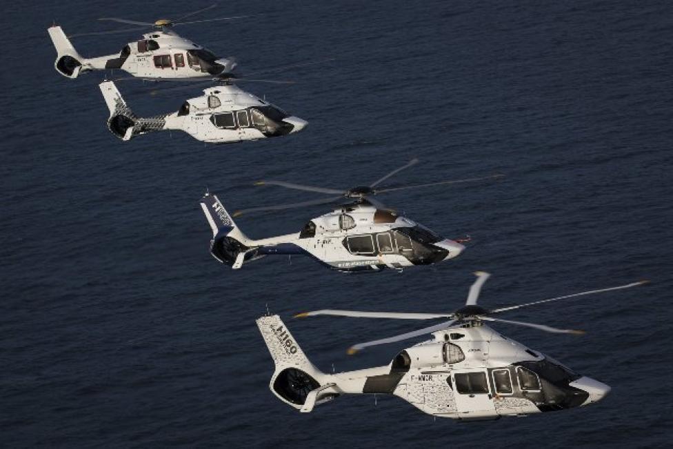 Cztery H160 w wersji poszukiwawczo-ratowniczej w locie nad morzem (fot. E.Raz/Airbus Helicopters)
