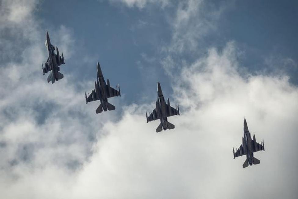 Cztery samoloty F-16 w locie - widok z dołu (fot. kpt. Michał Kolad)
