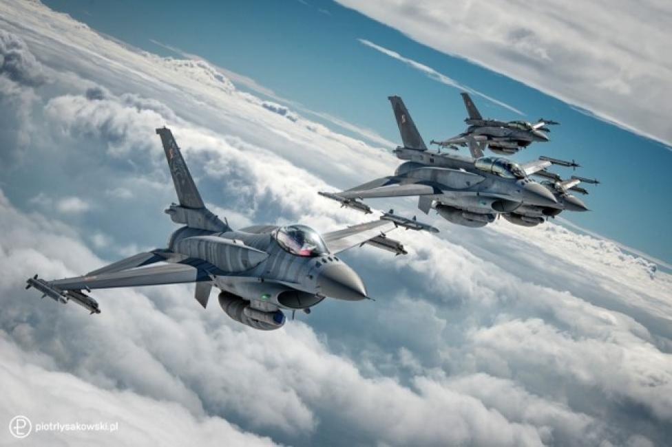 Cztery samoloty F-16 w locie nad chmurami (fot. Piotr Łysakowski)