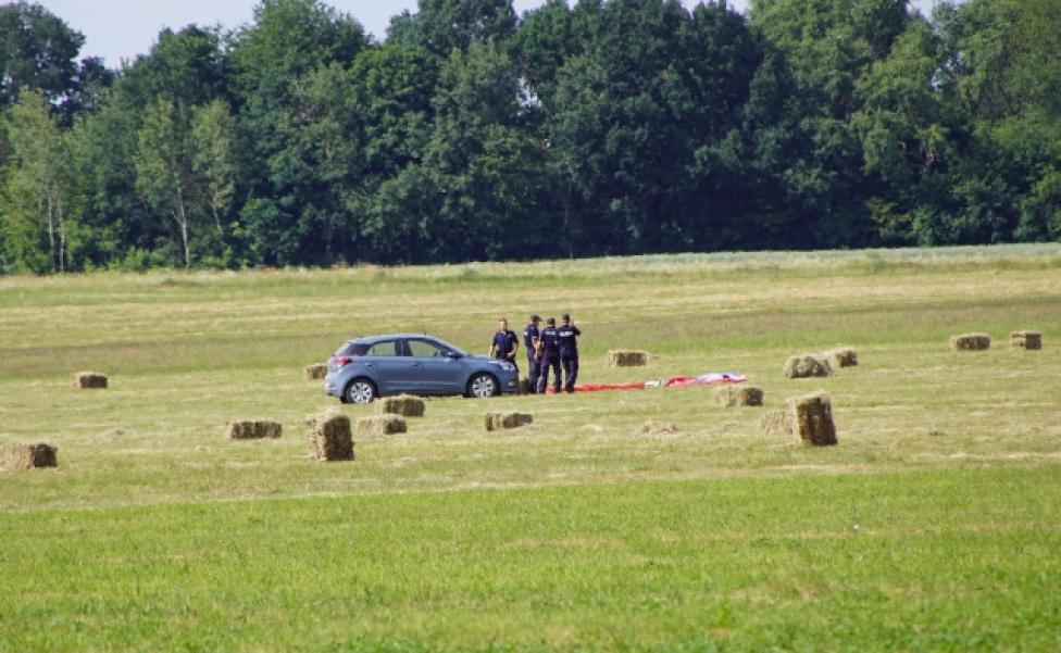 Wypadek spadochroniarza na lotnisku w Radawcu (fot. lublin112.pl)