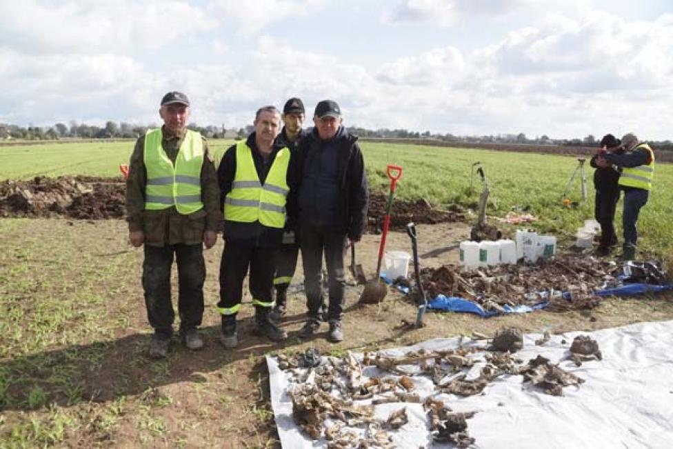 Grupa poszukiwawcza Sekcji Historycznej Aeroklubu Mieleckiego wydobyła szczątki samolotu B17 (fot. Włodzimierz Gąsiewski)