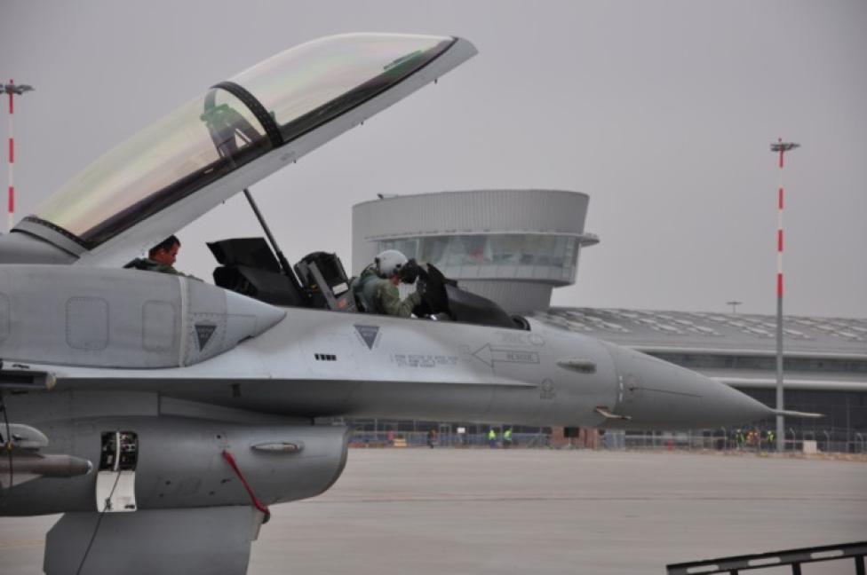 F-16 z wizytą kontrolną/ fot. Darek Kempski