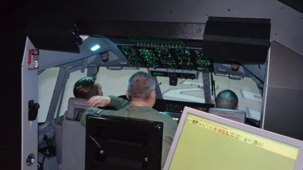 Szkolenie pierwszej załogi w Polsce na symulatorze lotów samolotu CASA C-295M (fot. 8bltr.wp.mil.pl)