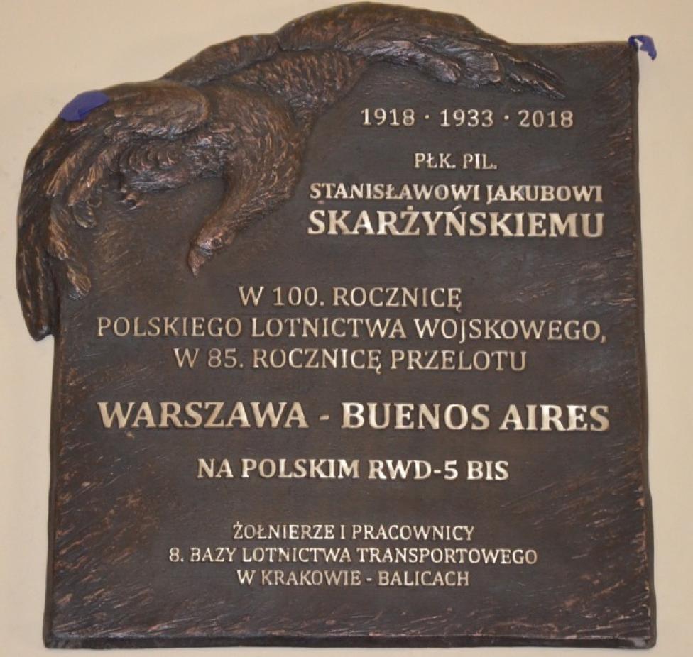 Pamiątkowa tablica patrona 8. BLTr płk pil. Stanisława Jakuba Skarżyńskiego (fot. kpt. M.Nojek)