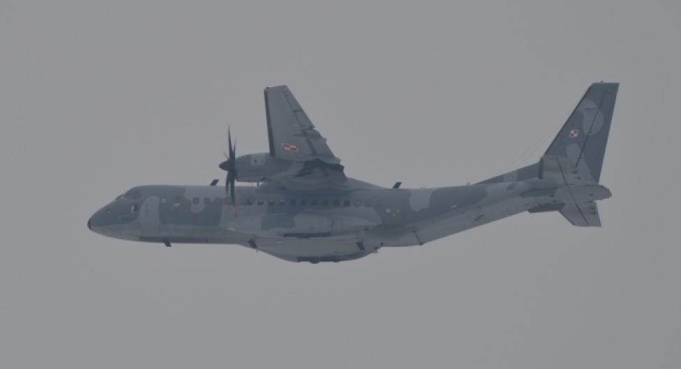 Samolot CASA C-295M w locie - widok z boku (fot. kpt. M.Nojek)